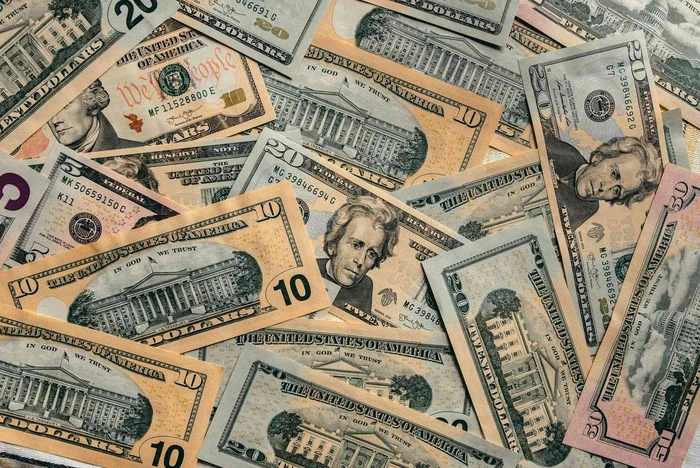Dólar a $975: Turbulencia global golpea a un peso chileno vulnerable
